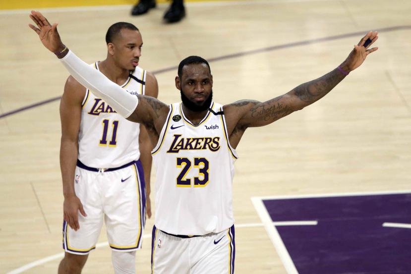Avery Bradley, atrás del astro LeBron James, ha sido jugador clave para los Lakers, que están clasificados en el primer lugar de la Conferencia Oeste. (Agencia EFE)