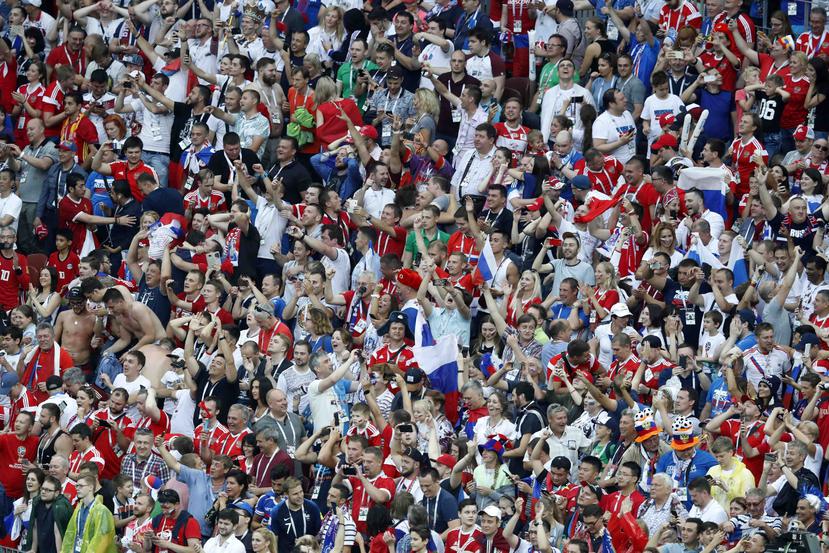 Aficionados rusos festejan el triunfo en octavos de final de la Copa del Mundo sobre España el domingo 1 de julio de 2018, en el estadio Luzhniki de Moscú. (AP)