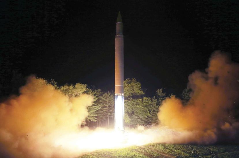 Corea del Norte ha desarrollado misiles de alcance medio largo, como el Hwasong. (Korean Central News Agency / Korea News Service via AP)