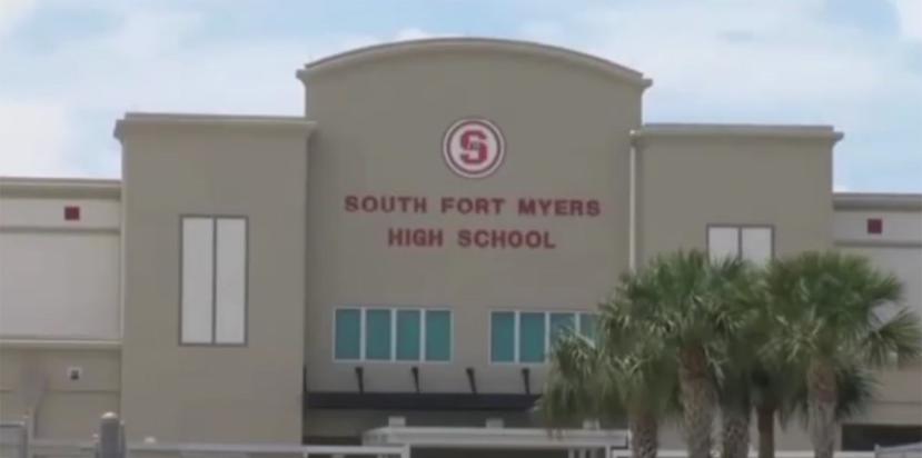 El vídeo de seguridad mostró a 25 muchachos entrando al baño donde estaba la estudiante. (Captura YouTube)