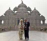 Camila y Charles en una visita al templo Akshardham en Nueva Delhi, India, en noviembre de 2013.