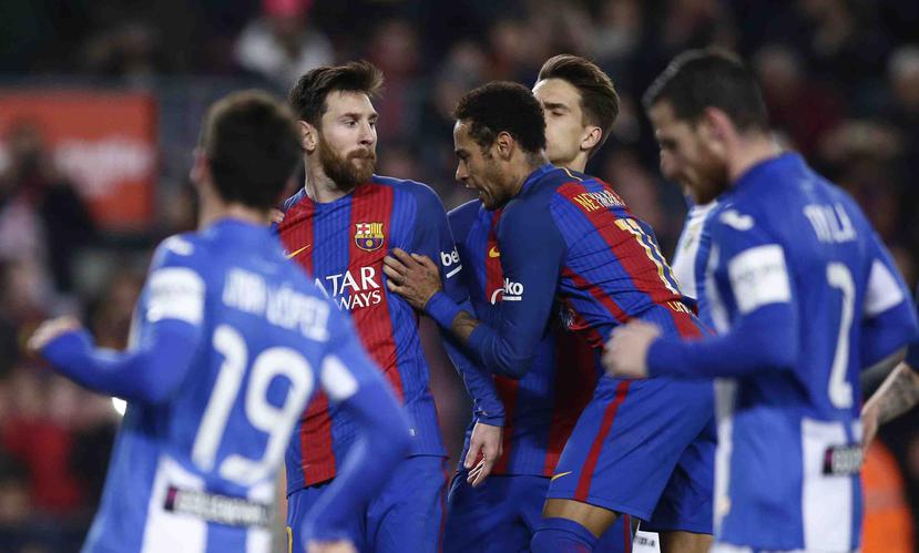 El brasileño Neymar felicita al argentino Lionel Messi, después de convertir el gol del triunfo sobre el Leganés. (The Associated Press)