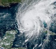 Imagen visible (GeoColor) del satélite GOES-East que muestra el ojo del huracán Ian sobre acercándose a los cayos de Florida en la tarde del martes, 27 de septiembre de 2022.