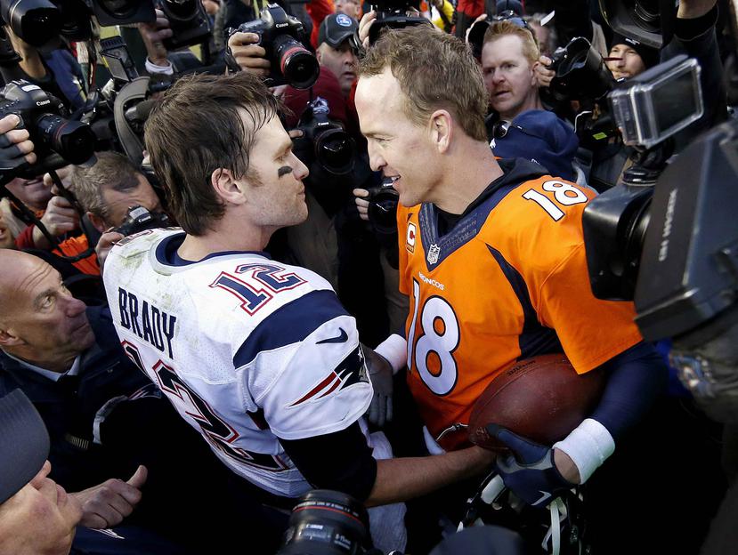 Tom Brady (izq.) y Peyton Manning protagonizaron una gran rivalidad en la NFL. (AP / David Zalubowski)