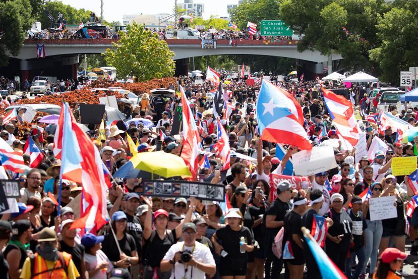 Miles de puertorriqueños marcharon ayer en una histórica jornada que incluyó el cierre de decenas de comercios de Hato Rey y centros comerciales de áreas aledañas.