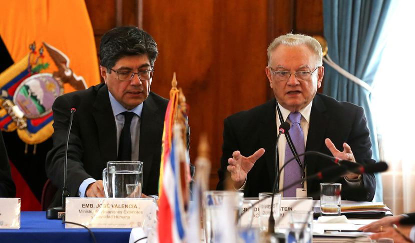 El canciller de Ecuador, José Valencia (i), y el representante especial de la ONU para Migrantes Venezolanos, el guatemalteco Eduardo Stein (d). (EFE)