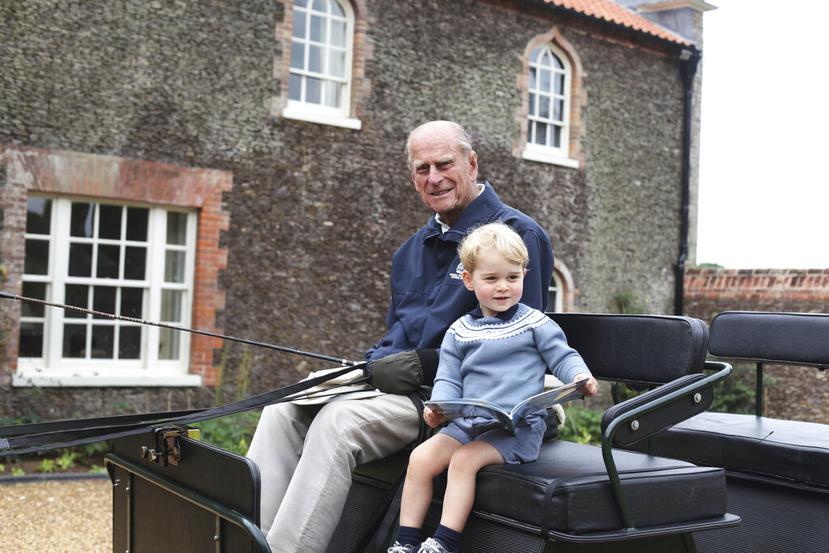 Los duques de Cambridge publicaron una foto de Philip con su bisnieto mayor, el príncipe George. (AP)