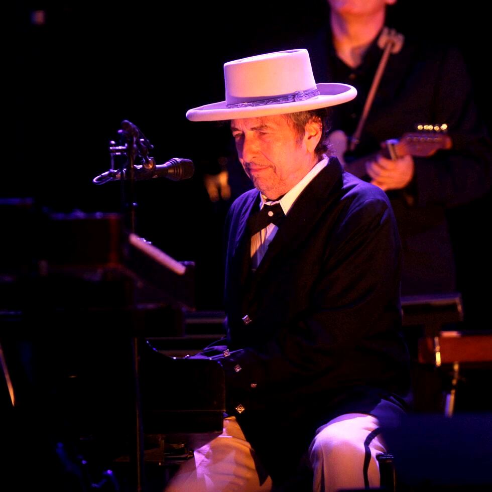 Los fans del cantante Bob Dylan pagaron 600 dólares por una edición especial firmada por el artista de su nuevo libro “The Philosophy of Modern Song”.