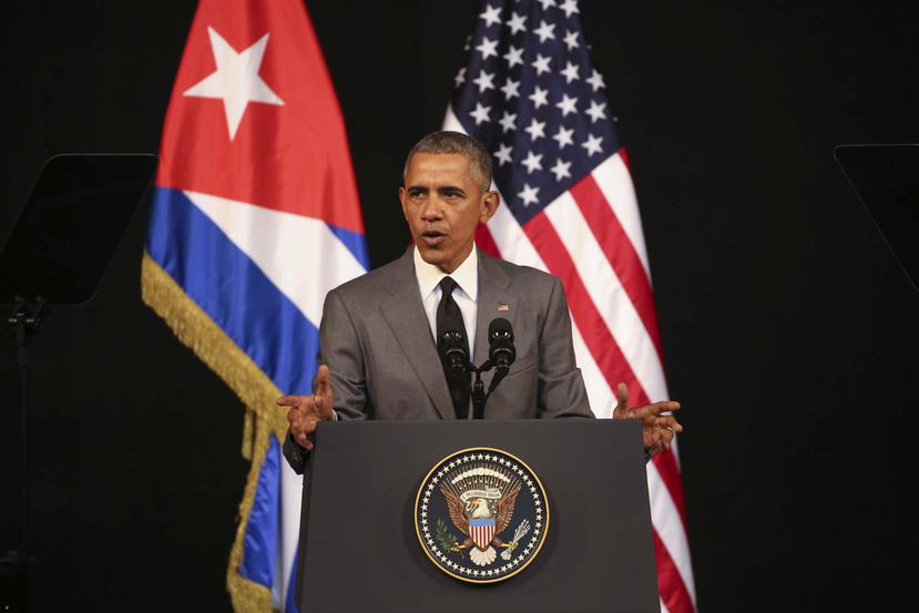 El presidente de Estados Unidos, Barack Obama, con las banderas de Cuba y su país al fondo. (GFR Media/Archivo)