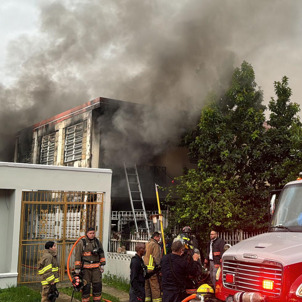 Así se veía temprano en la mañana del viernes el incendio residencial en la urbanización Summit Hills, en San Juan.