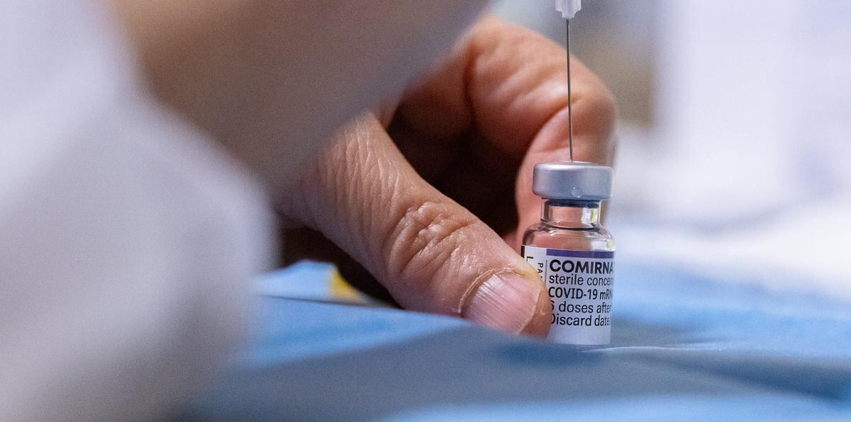 Expertos consideran que faltan datos que validen la necesidad de recomendar que la inyección contra el coronavirus sea administrada anualmente. (Archivo)