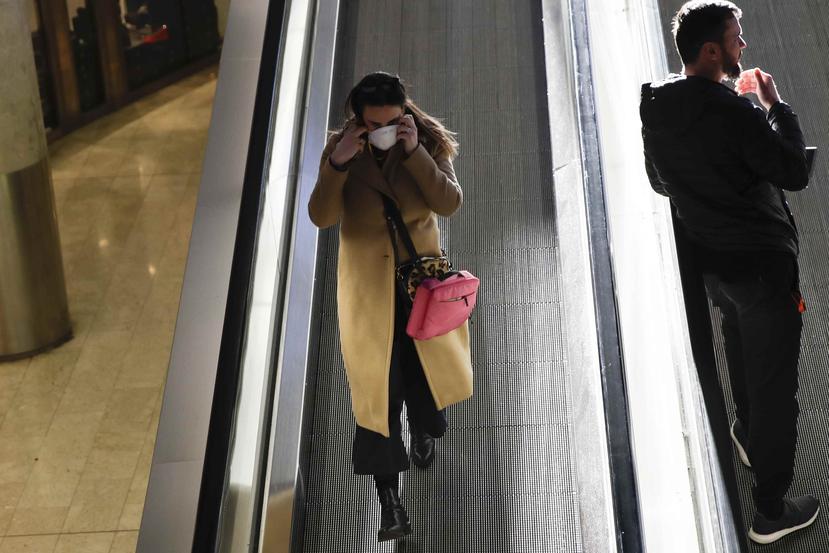 Una mujer con una mascarilla pasa por la estación Centrale en Milán, Italia, el lunes 24 de febrero de 2020. (AP / Luca Bruno)