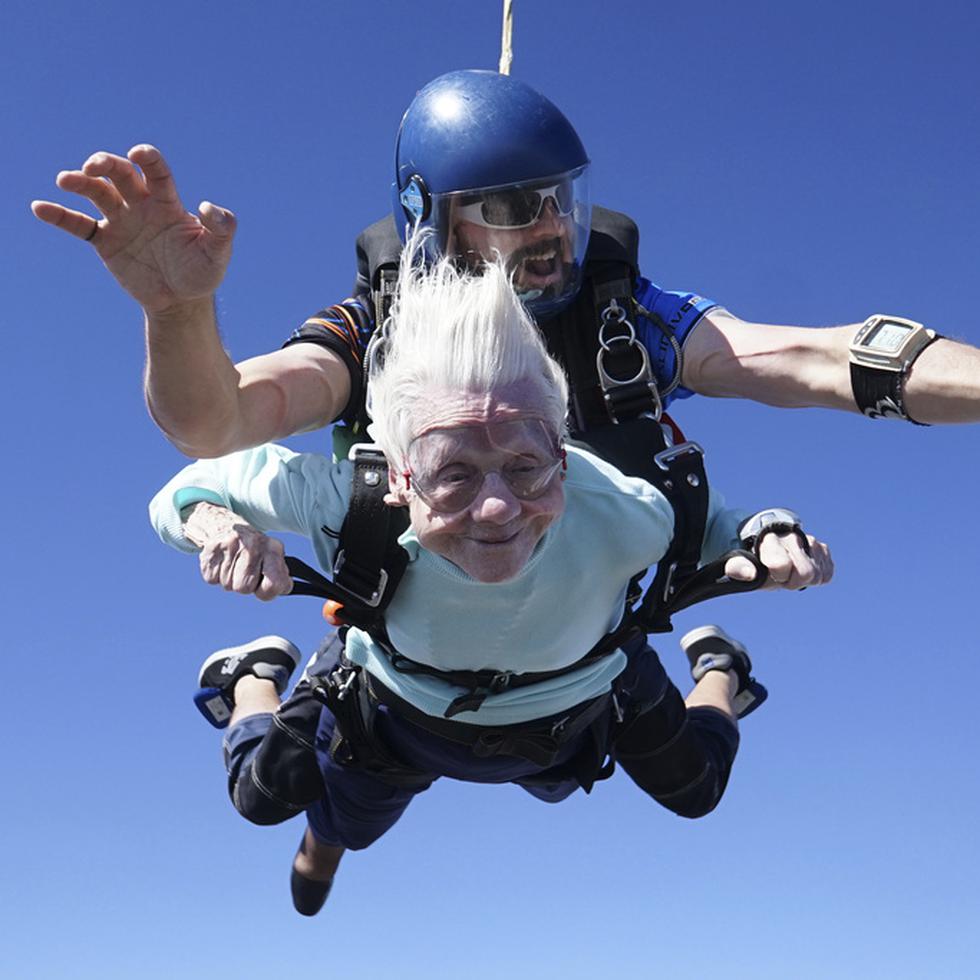 Dorothy Hoffner, de 104 años, durante su salto en paracaídas en tandem con Derek Baxter.
