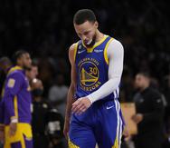 El base de los Warriors de Golden State Stephen Curry camina en la cancha en los minutos finales del sexto juego de las semifinales de la Conferencia Oeste ante los Lakers de Los Ángeles.