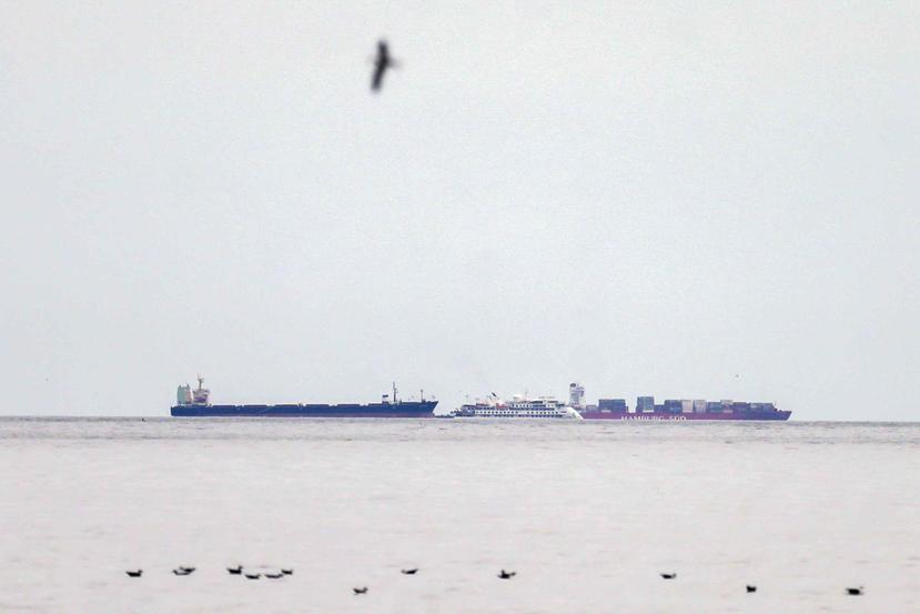 El barco australiano Greg Mortimer está anclado frente al puerto de Montevideo, aproximadamente a una hora y media de distancia de tierra, desde hace una semana. (AP/Matilde Campodonico)