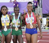 La boricua Jasmine Camacho-Quinn (derecha) posa con su medalla mundialista de bronce junto a la medallista de oro, la nigeriana Tobi Amusan (centro), y la medallista de plata, la jamaiquina Britany Anderson (izquierda).