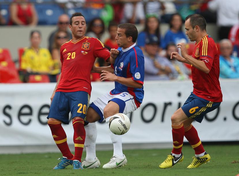 El juego cerró 2-1 a favor de la La Roja. En la foto, Santiago Cazorla (20) y Andrés Iniesta (6), de España, y Fernando González (15), de Puerto Rico.