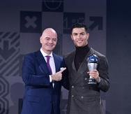 El presidente de la FIFA, Gianni Infantino (a la izquierda), acompañado de Cristiano Ronaldo, se reunió con jugadores para conversar sobre varios temas.