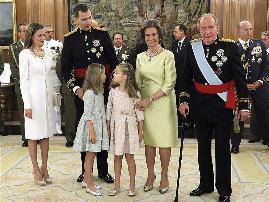 Al acto solemne asistieron doña Letizia y sus hijas, la Princesa de Asturias Leonor y la infanta Sofía y la Reina Sofía. EFE
