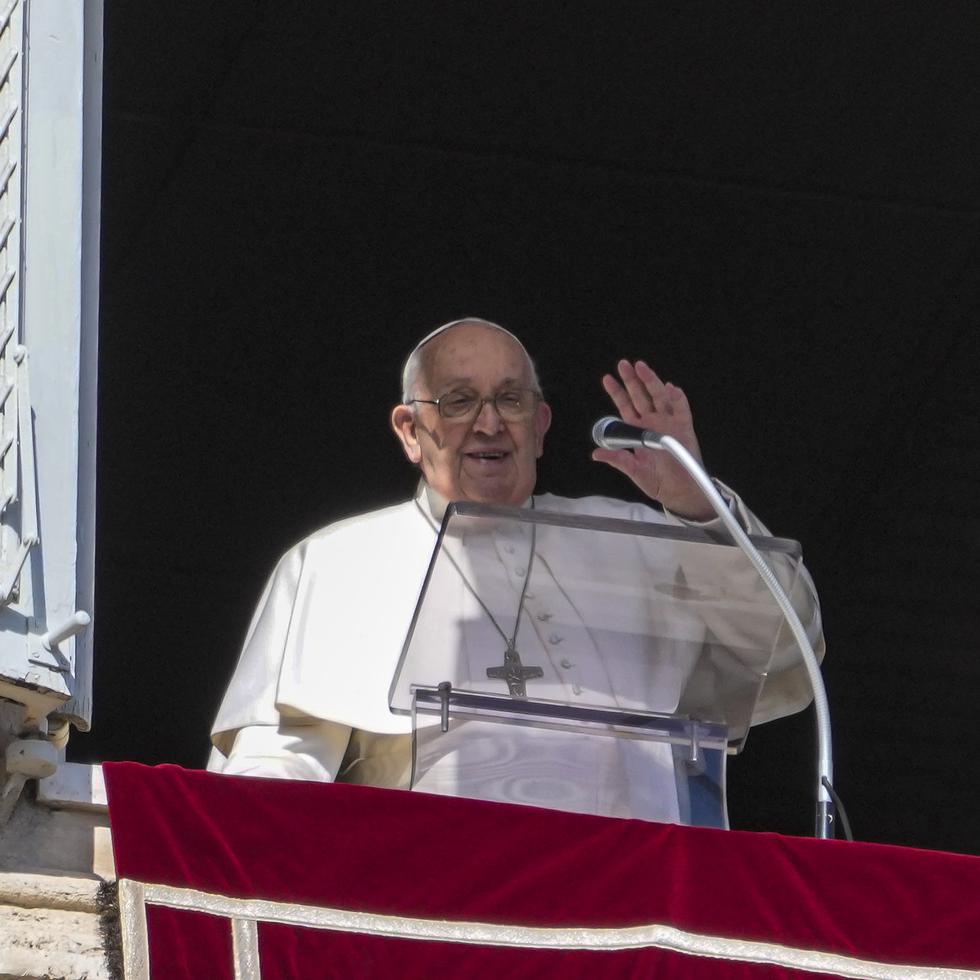 El papa Francisco en su ventana sobre la Plaza de San Pedro en el Vaticano, el domingo, 25 de febrero.