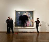 Dos activistas arrojoaron petróleo sobre el cuadro "Muerte y vida" de Gustav Klimt (1862-1918) en el museo Leopold de Viena para denunciar la inacción contra la crisis climática.