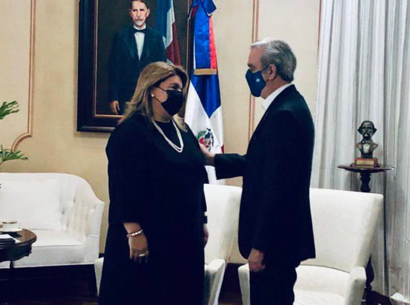 La comisionada Jenniffer González y el presidente de República Dominicana Luis Abinader.