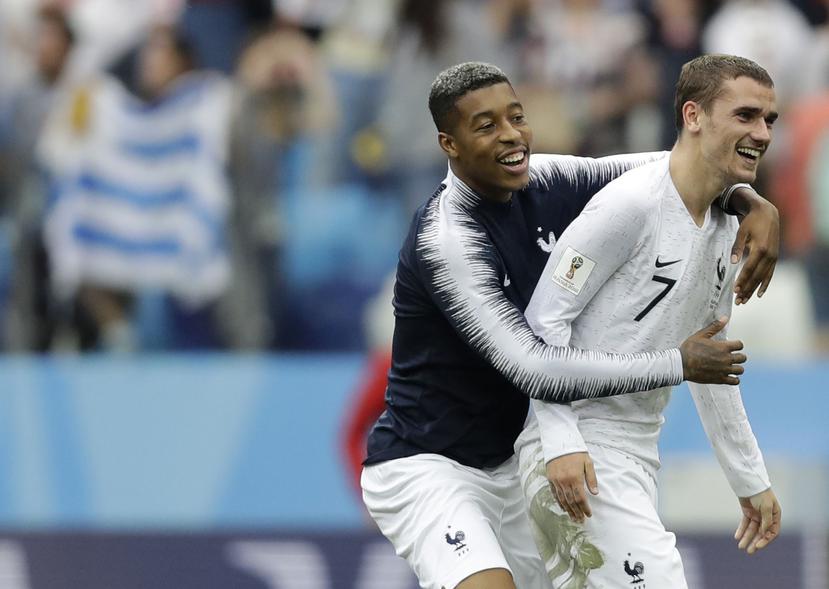 El delantero de Francia Antoine Griezmann (derecha) festeja con Presnel Kimpembe tras la victoria 2-0 ante Uruguay en los cuartos de final del Mundial en Nizhny Novgorod, Rusia. (AP)