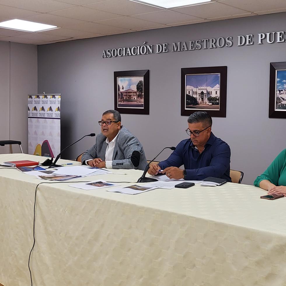 El presidente de la Asociación de Maestros, Víctor Bonilla Sánchez (a la izquierda), lamentó que hay escuelas en el sur que no podrán ofrecer clases presenciales, los cinco días a la semana, a todos sus estudiantes.