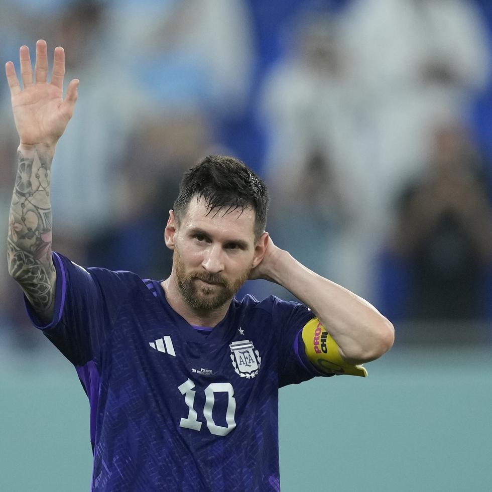 El delantero argentino Lionel Messi saluda a la afición tras la victoria 2-0 contra Polonia en el partido por el Grupo C del Mundial, el miércoles 30 de noviembre de 2022.