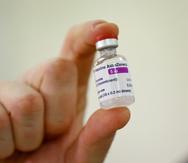 Un frasco de la vacuna contra el COVID-19 de AstraZeneca en el Hospital Princesa Real en Haywards Heath, Inglaterra.