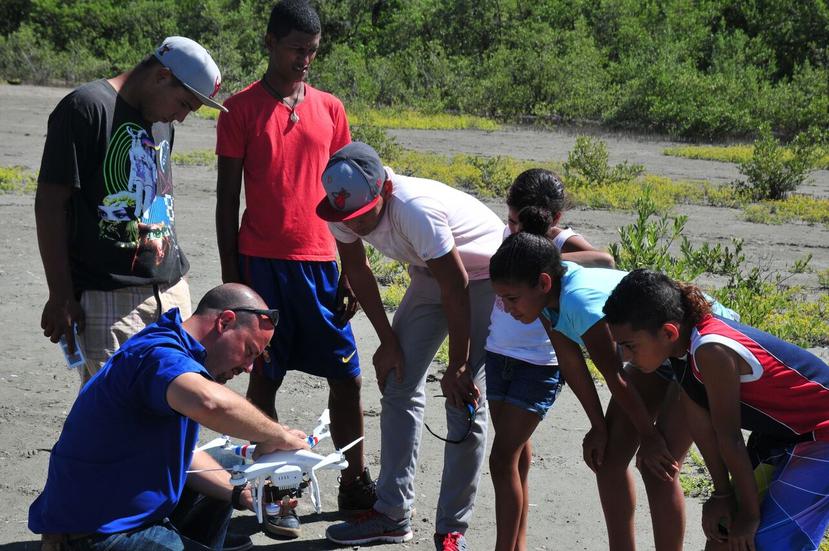 Jóvenes de la comunidad Las Mareas aprendieron a manejar  aeronaves no tripuladas durante la confección de un documental como parte del proyecto educativo. (Suministrada)