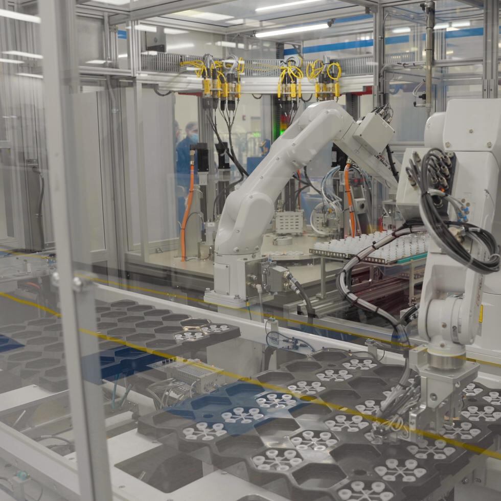 Las líneas de producción de CooperVision han integrado robótica y maquinaria de alta precisión.