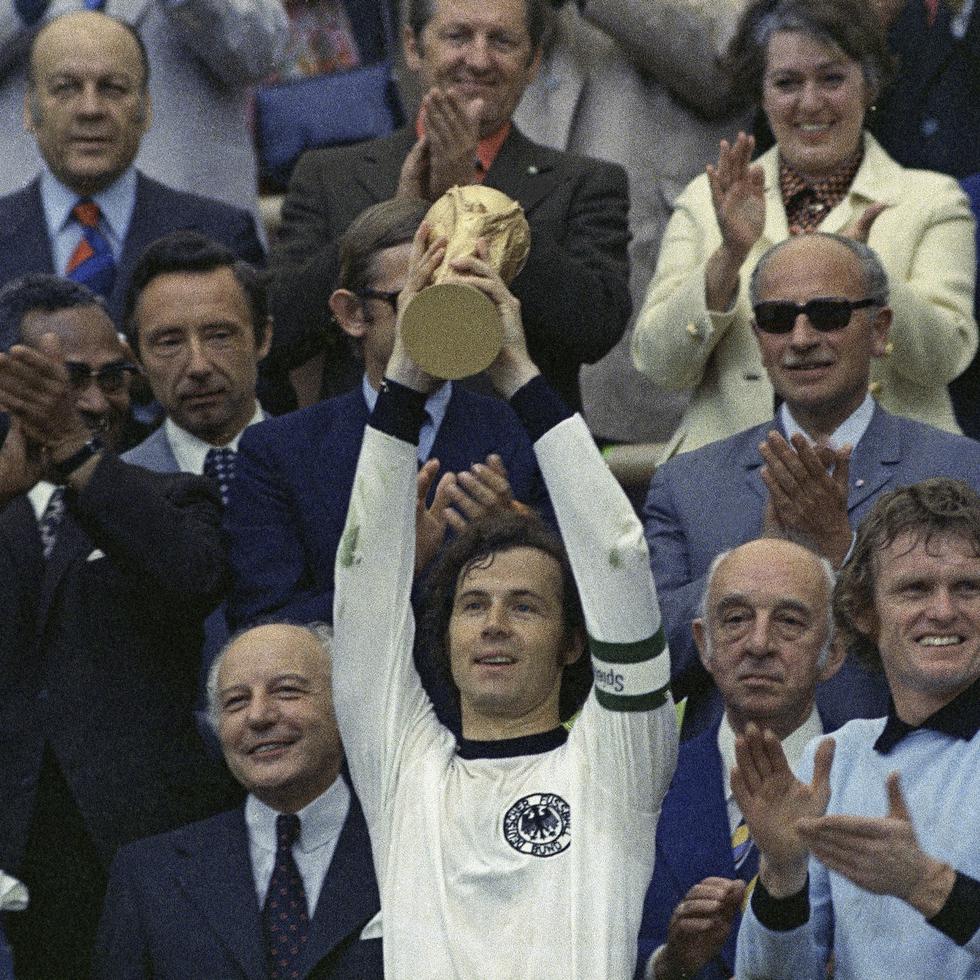 Franz Beckenbauer levanta la Copa del Mundo tras Alemania vencer a Países Bajos en la final de 1974.