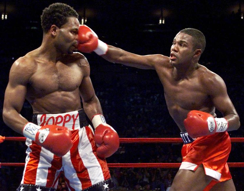 Félix “Tito” Trinidad (derecha) golpea a William Joppy durante la pelea del 12 de mayo de 2001 en el Madison Square Garden de Nueva York. (GFR Media)