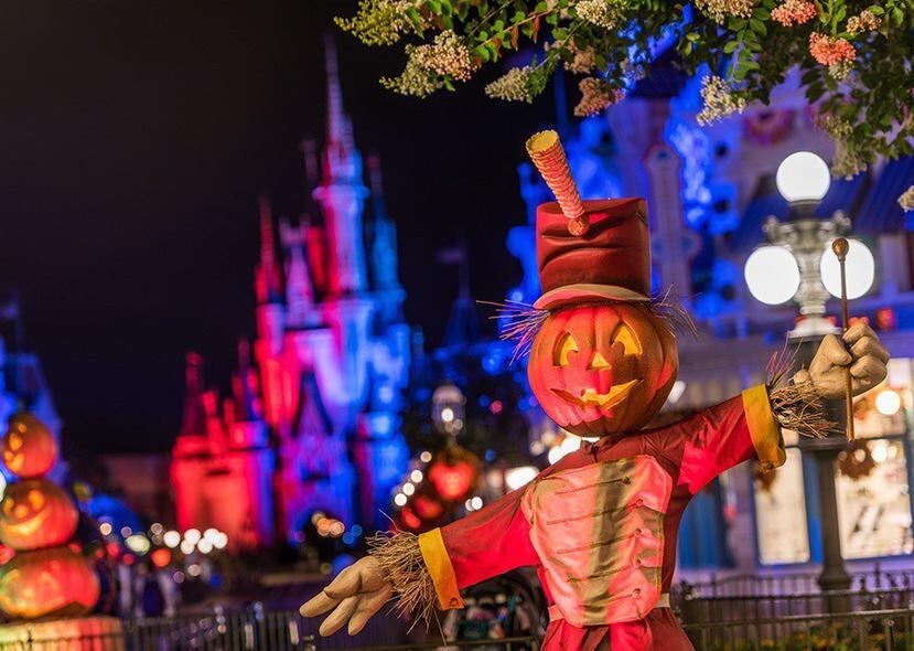 Las simpáticas calabazas adornan el Reino Mágico en estos días, además de las luces y otros detalles decorativos, alusivos a Halloween.  (Suministrada)