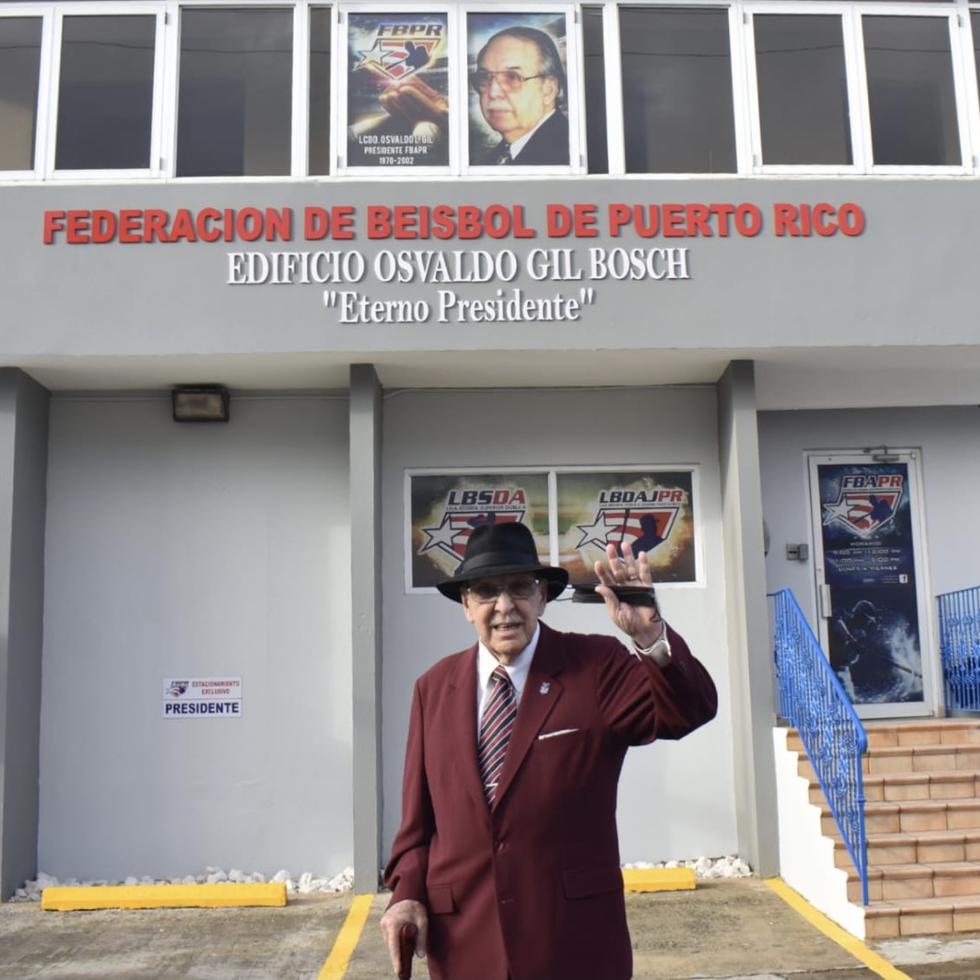 Osvaldo Gil posa frente al edificio de la Federación de Béisbol de Puerto Rico.