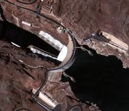 La foto de satélite muestra los bajos niveles de agua en la represa Hoover en la frontera entre California y Arizona, y que captura agua del río Colorado.