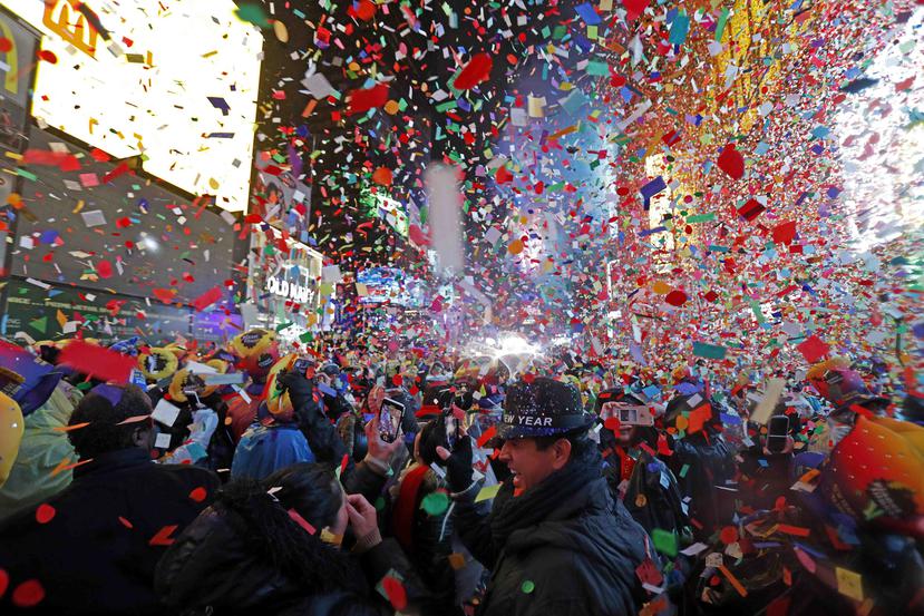 Momento en el que caen miles de libras de confetti en la celebración de año nuevo 2019. (AP)