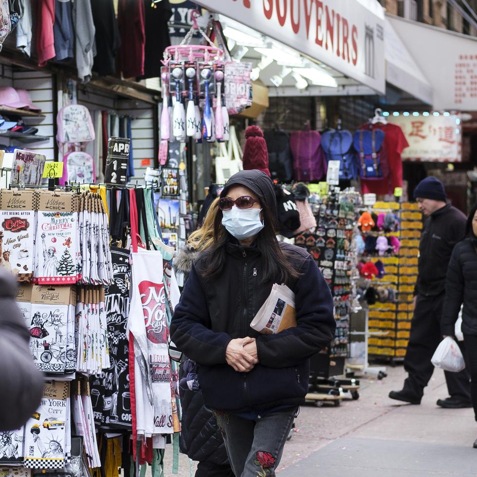 Según datos del NYPD, la ciudad ha pasado de registrar 3 ataques contra estadounidenses asiáticos en 2019 hasta 29 el año pasado, la inmensa mayoría motivados por prejuicios relacionados con la pandemia de covid-19, a la que el expresidente Donald Trump se refirió repetidas veces como el "virus chino". EFE/EPA/Justin Lane/Archivo
