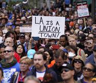 Una multitud escucha a un orador durante un mitin sindical el viernes 26 de mayo de 2023 cerca del  Crypto.com Arena en Los Ángeles.
