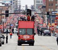 Los jugadores de los Chiefs saludan a los fanáticos durante el desfile en Kansas City, Missouri, para celebrar la victoria de ese equipo en el Super Bowl.