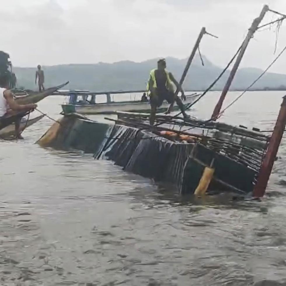 En esta imagen de un video proporcionado por la Guardia Costera de Filipinas, se observan las operaciones de rescate tras un naufragio en Binangonan, Filipinas, el 27 de julio de 2023.