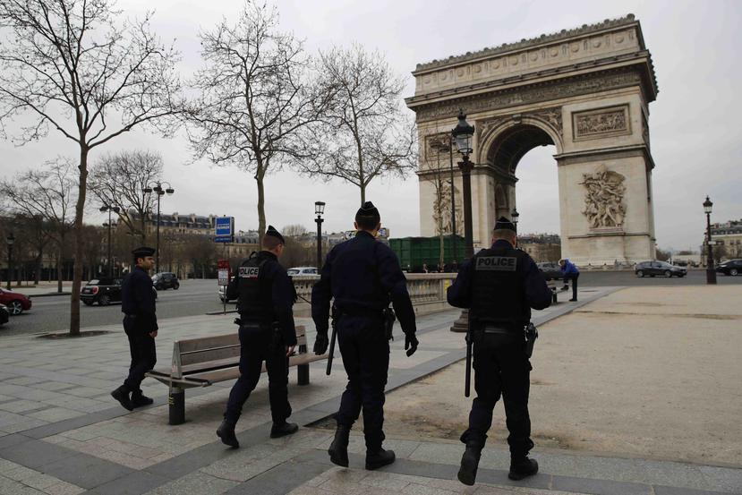 Oficiales patrullan las calles y espacios en Francia tras las órdenes del presidente Emmanuel Macron. (AP)