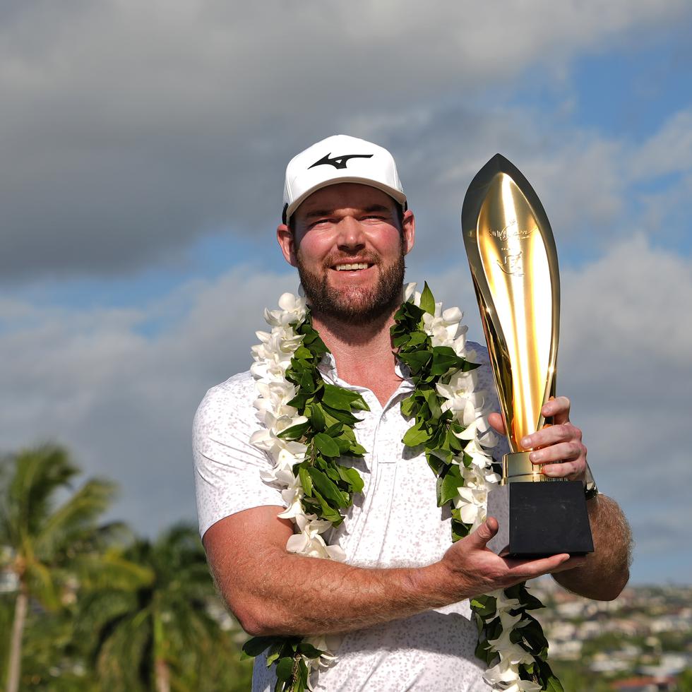 Grayson Murray sostiene el trofeo después de ganar el evento de golf Sony Open, el domingo 14 de enero de 2024.