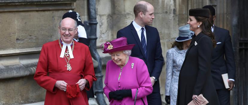 La reina Elizabeth II, el príncipe William y Kate salen del servicio religioso en la capilla de St. George, en el castillo Windsor. (Foto: AP)