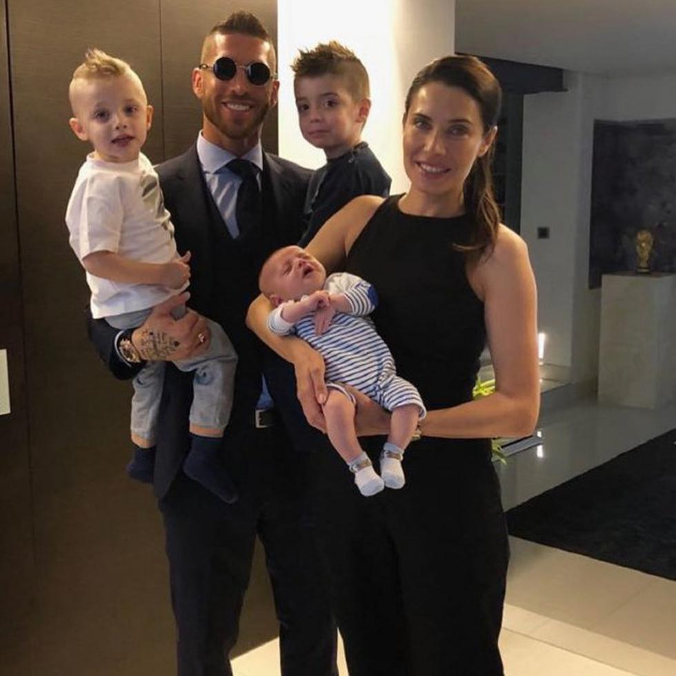 Sergio Ramos y Pilar Rubio junto a sus tres hijos en una foto de Instagram.