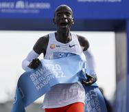 Eliud Kipchoge cruza la meta para ganar el Maratón de Berlín con un nuevo récord mundial.