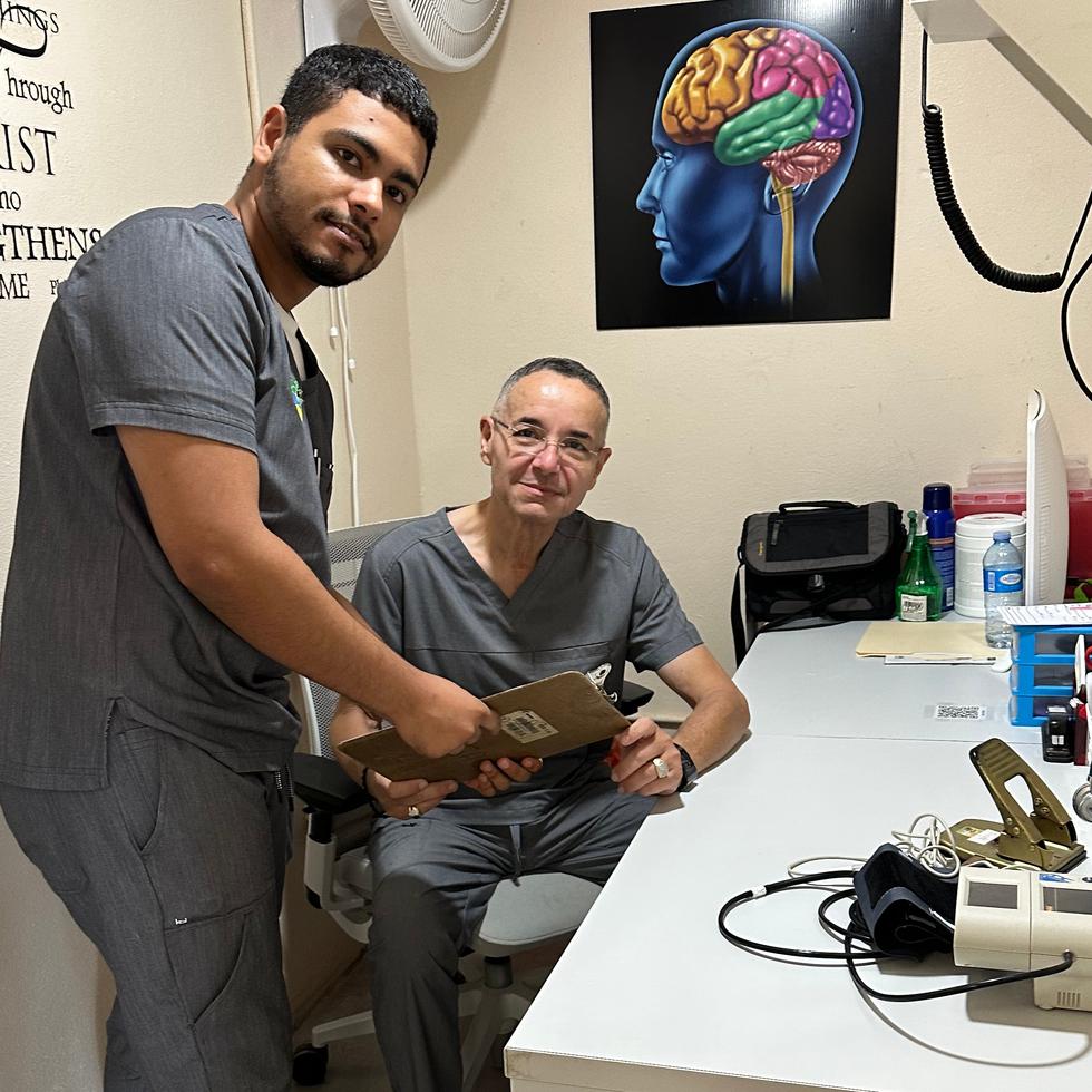El doctor Carlos Francisco Benítez Ríos (derecha) es el director médico de la Clínica Comunitaria del barrio Mameyes de Utuado. En la foto, el doctor junto al enfermero Felipe Amaro.