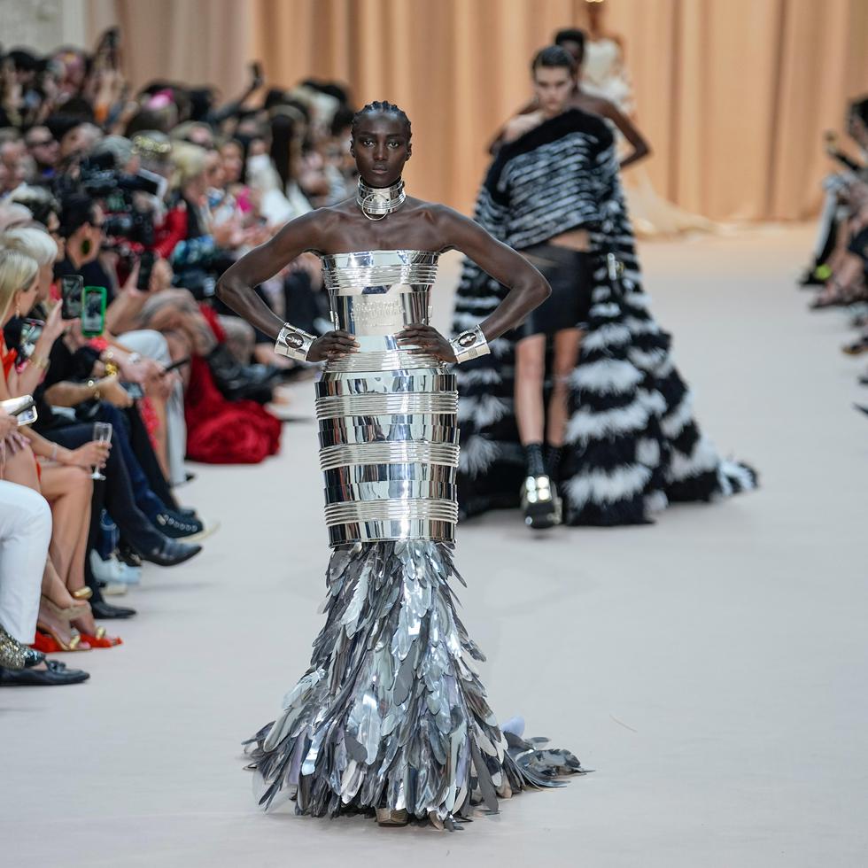 Una modelo luce uno de los vestidos de la nueva colección de Alta Costura de la firma Jean Paul Gaultier.