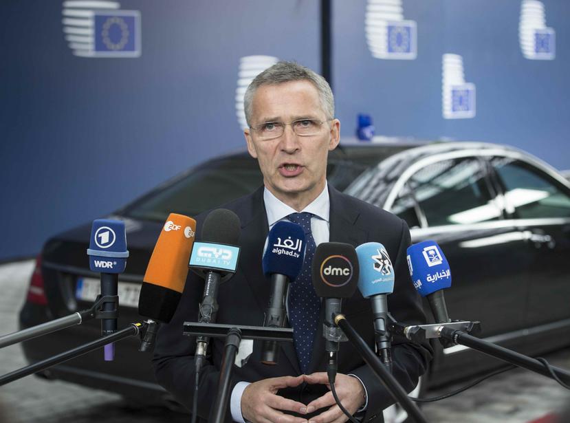 El secretario general de la OTAN, Jens Stoltenberg, atiende a la prensa a su llegada a la reunión del Consejo de Ministros de Exteriores de la Unión Europea. (AP)